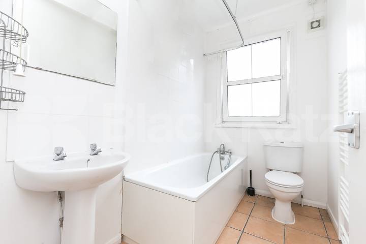 Top floor 3 bedroom apartment located within easy reach of local amenities  Annette Road, Holloway